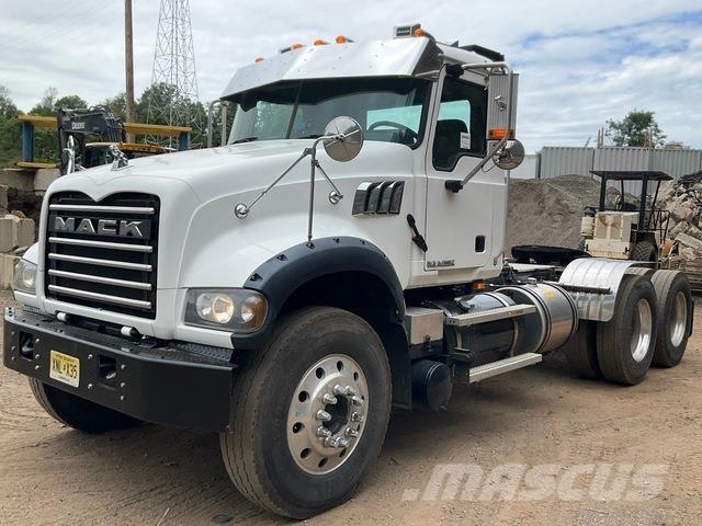Mack GU713 Тягачі