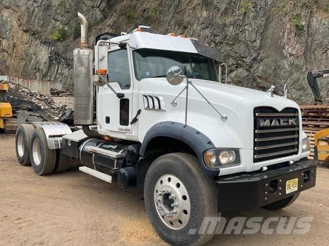 Mack GU713 Тягачі
