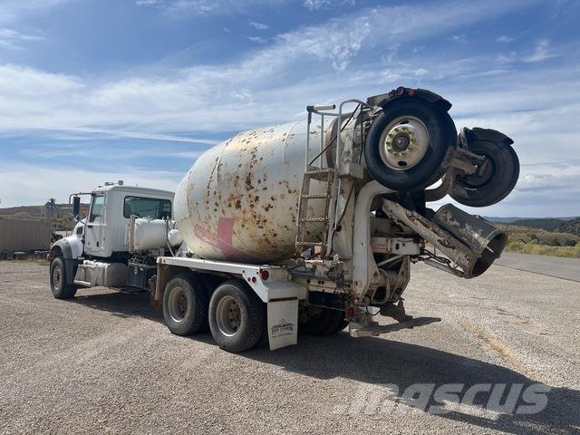 Mack GU713 Вантажівки / спеціальні
