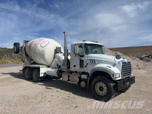 Mack GU713 Вантажівки / спеціальні