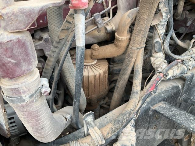 Mack GU713 Вантажівки-платформи/бокове розвантаження