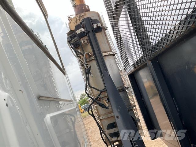 Mack GU713 Вантажівки-платформи/бокове розвантаження