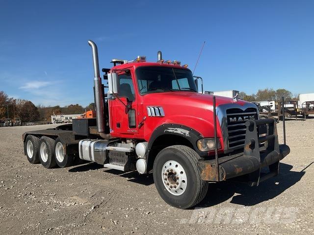 Mack GU713 Тягачі