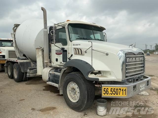 Mack GU813 Вантажівки / спеціальні