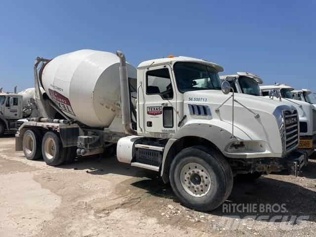Mack GU813 Вантажівки / спеціальні