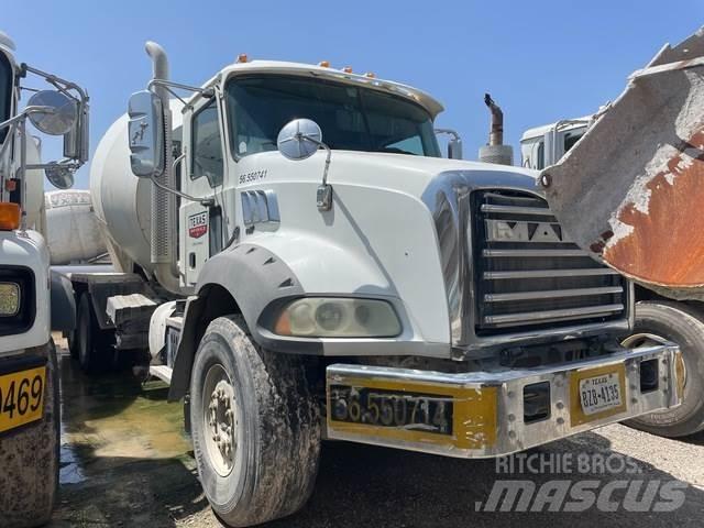 Mack GU813 Вантажівки / спеціальні