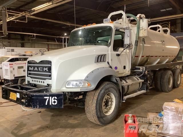 Mack GU813 Вантажівки-цистерни