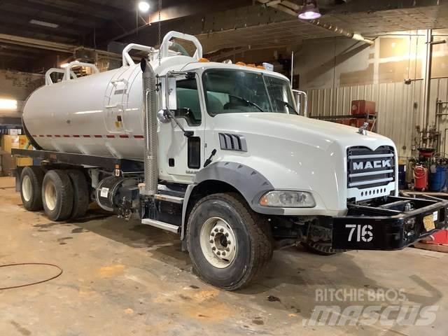 Mack GU813 Вантажівки-цистерни