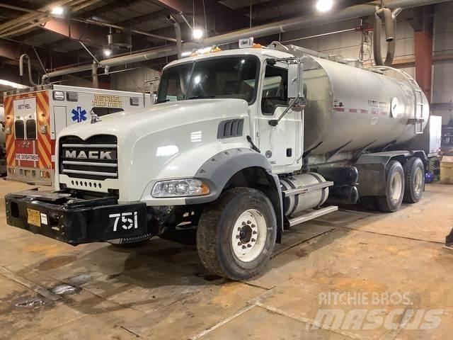 Mack GU813 Поливальні машини