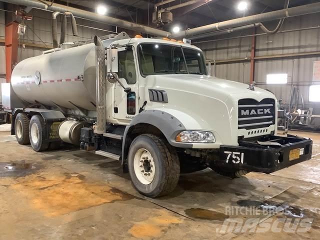Mack GU813 Поливальні машини