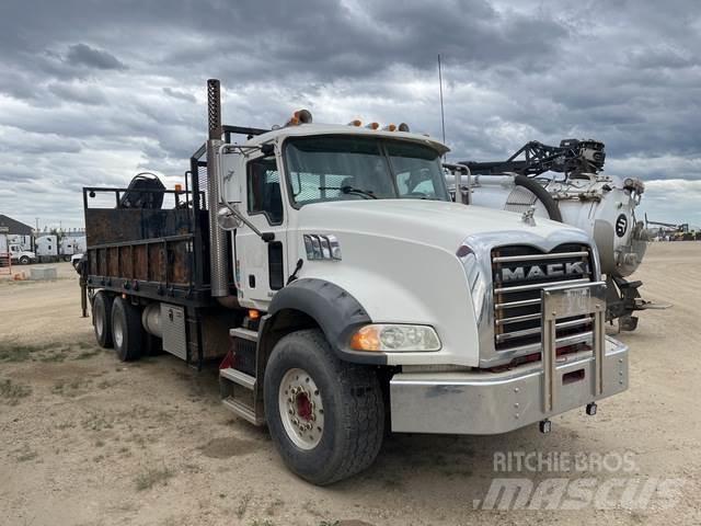 Mack GU813 Вантажівки-платформи/бокове розвантаження