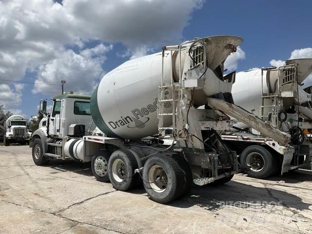Mack GU813 Вантажівки / спеціальні
