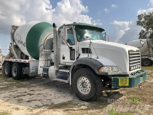 Mack GU813 Вантажівки / спеціальні