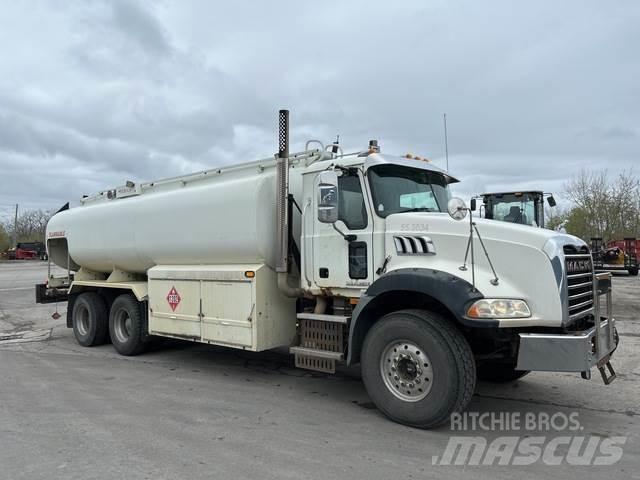 Mack GU813 Вантажівки-цистерни