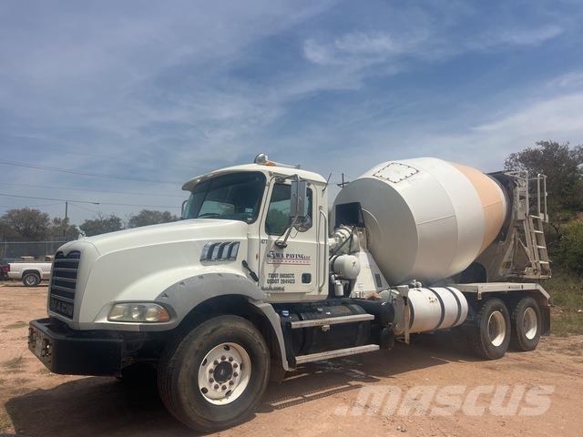 Mack GU813 Вантажівки / спеціальні