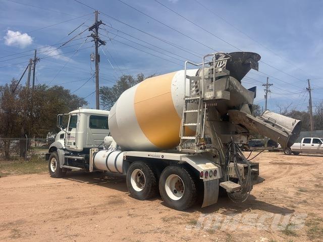 Mack GU813 Вантажівки / спеціальні