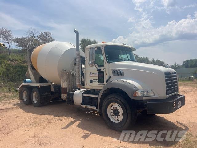 Mack GU813 Вантажівки / спеціальні