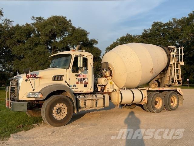 Mack GU813 Вантажівки / спеціальні