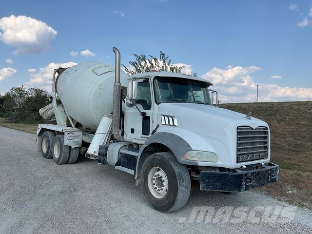 Mack GU813 Вантажівки / спеціальні