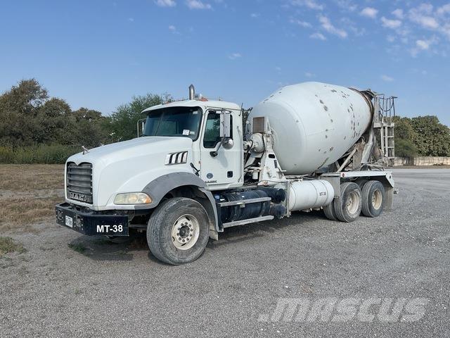 Mack GU813 Вантажівки / спеціальні