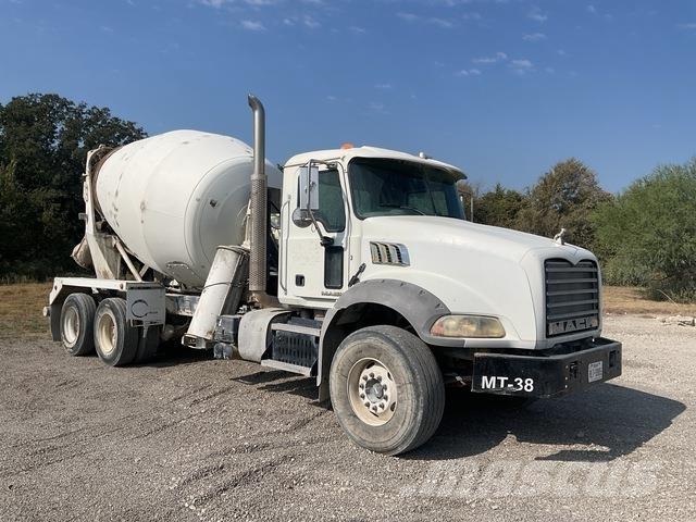 Mack GU813 Вантажівки / спеціальні