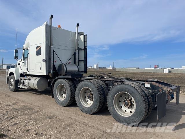 Mack PI86T Тягачі