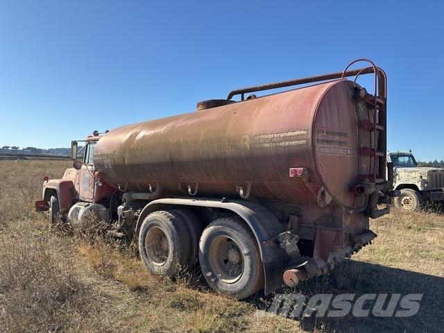 Mack R688ST Поливальні машини