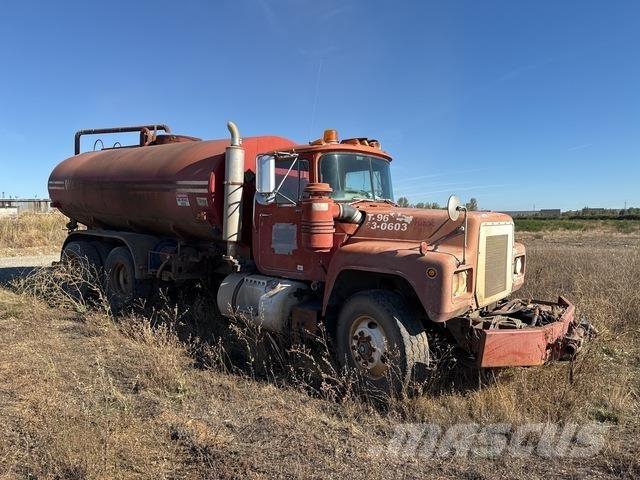 Mack R688ST Поливальні машини