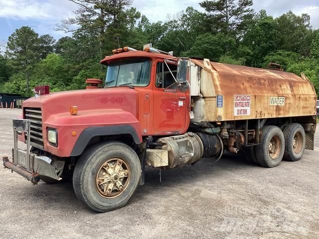 Mack RD688S Поливальні машини