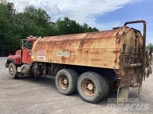 Mack RD688S Поливальні машини