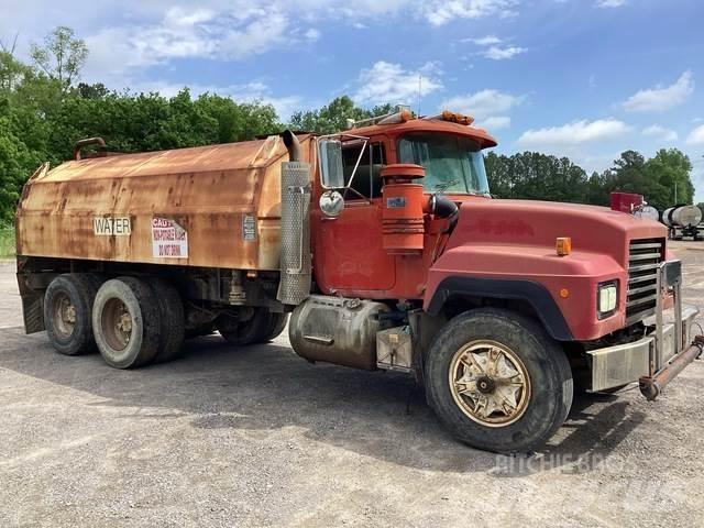 Mack RD688S Поливальні машини