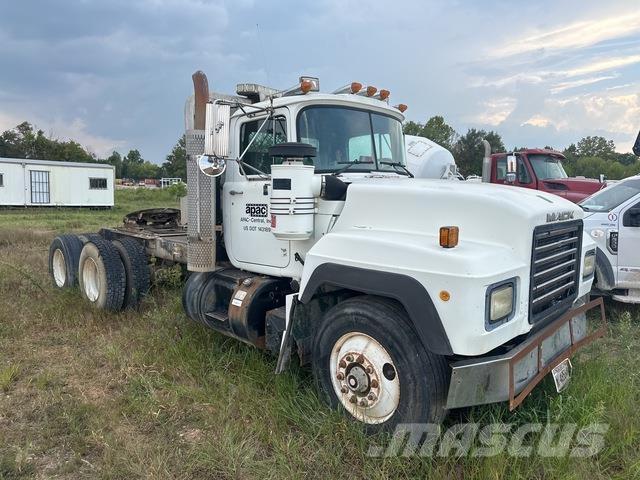 Mack RD688S Тягачі