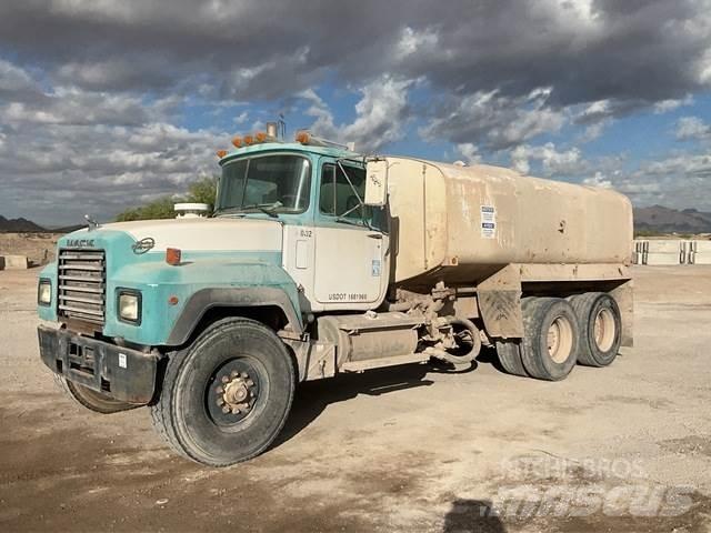 Mack RD690S Поливальні машини