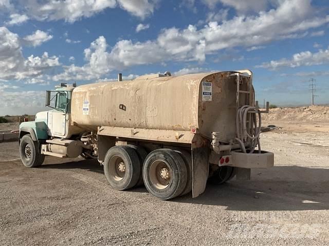 Mack RD690S Поливальні машини