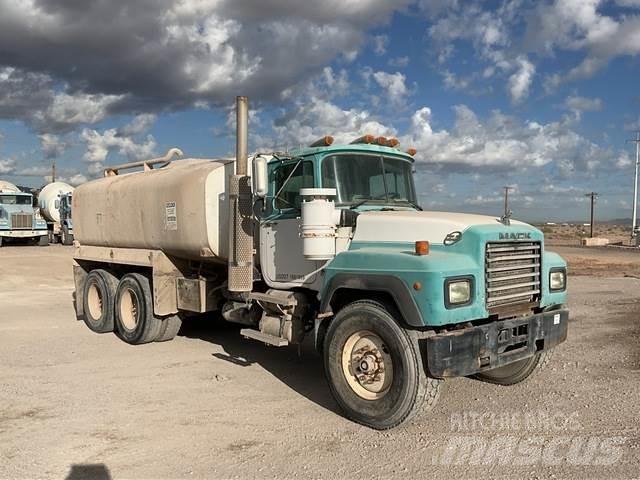 Mack RD690S Поливальні машини