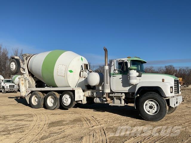 Mack RD690S Вантажівки / спеціальні
