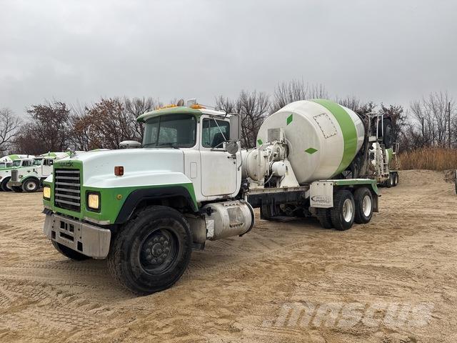 Mack RD690S Вантажівки / спеціальні