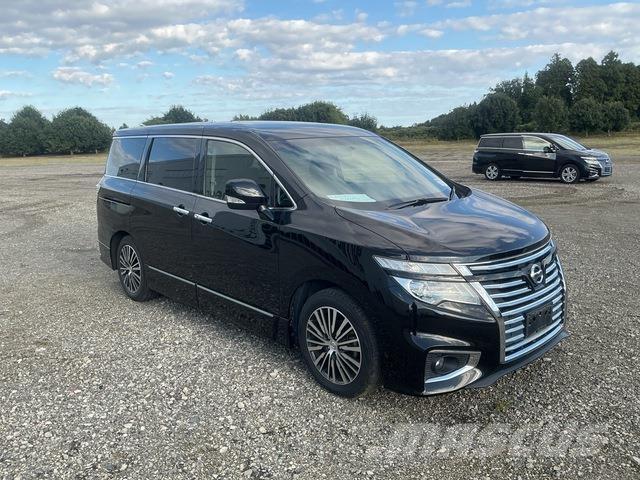 Nissan Elgrand Мікроавтобуси
