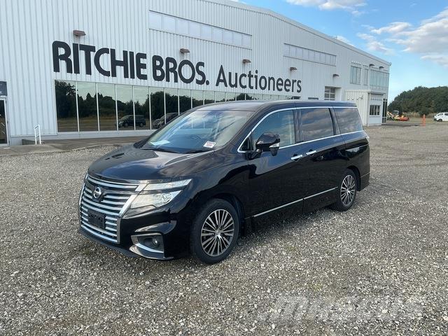 Nissan Elgrand Мікроавтобуси