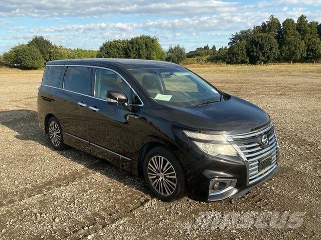 Nissan Elgrand Мікроавтобуси