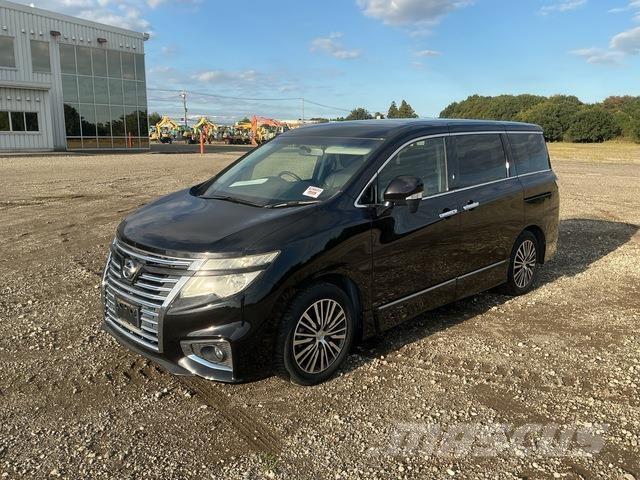 Nissan Elgrand Мікроавтобуси