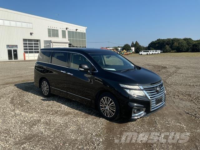Nissan Elgrand Мікроавтобуси