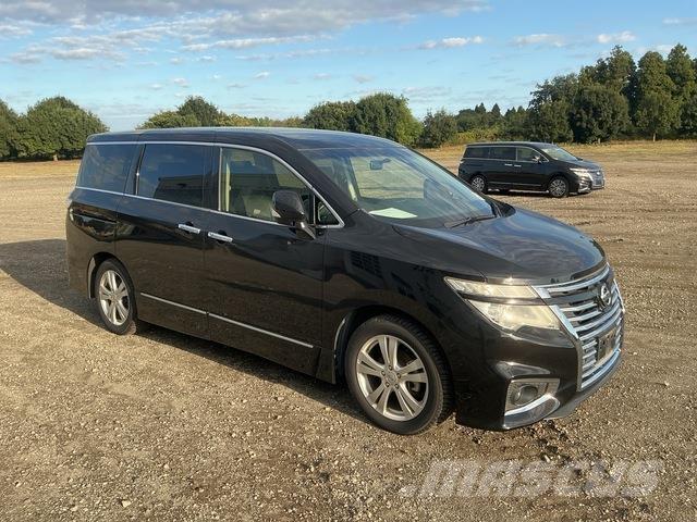 Nissan Elgrand Мікроавтобуси