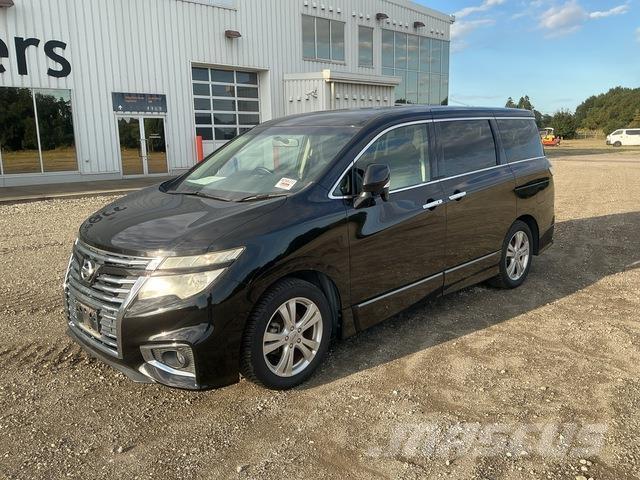 Nissan Elgrand Мікроавтобуси