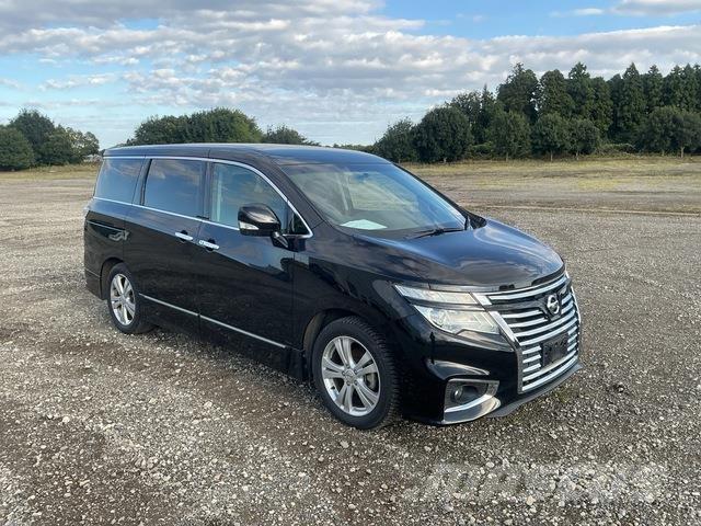 Nissan Elgrand Мікроавтобуси