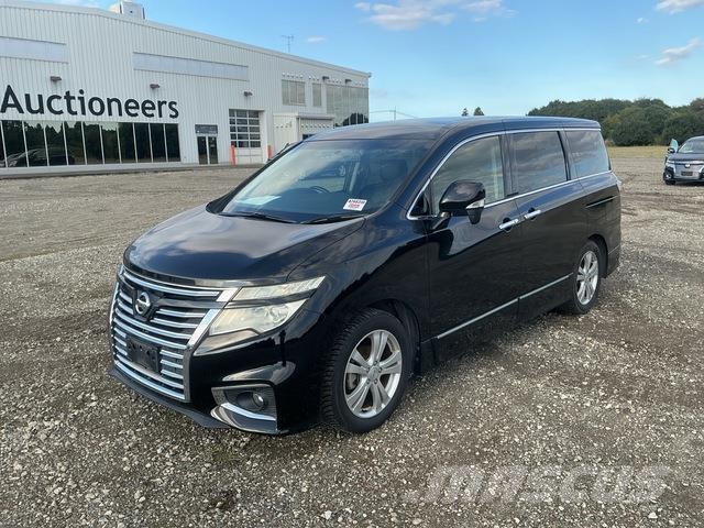 Nissan Elgrand Мікроавтобуси