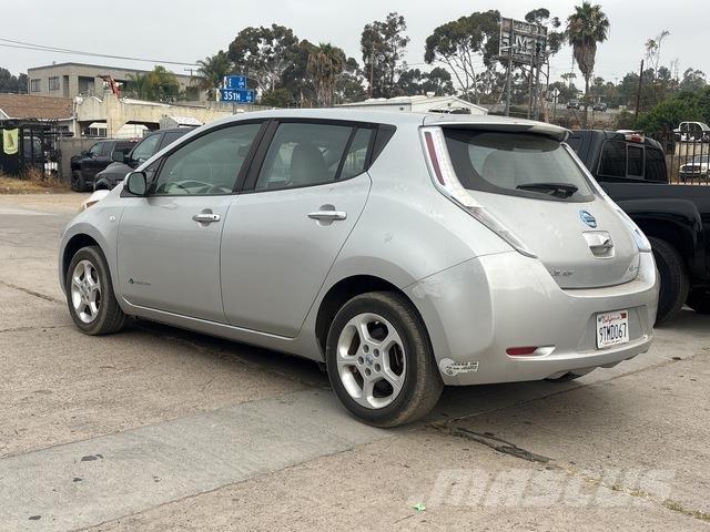 Nissan Leaf Автомобілі
