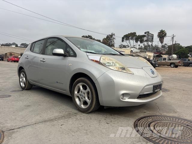 Nissan Leaf Автомобілі
