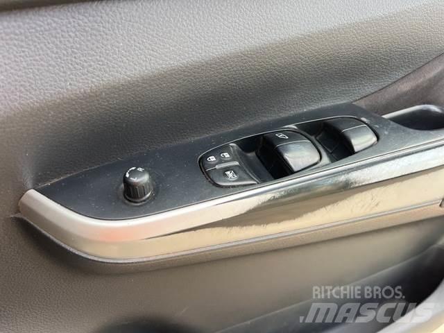 Nissan Navara Пікапи / Бічне розвантаження