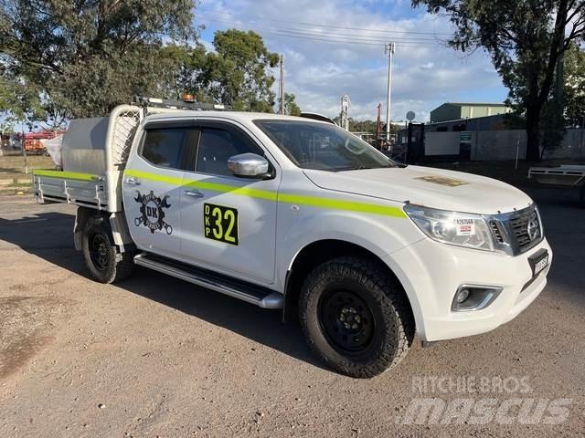 Nissan Navara Пікапи / Бічне розвантаження